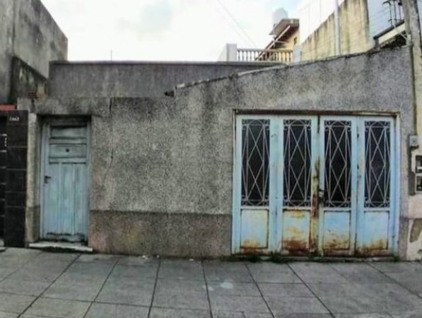 Departamento tipo casa al frente de 3 ambientes con entrada de auto.