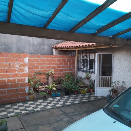 Departamento tipo casa al frente de 3 ambientes con entrada de auto.