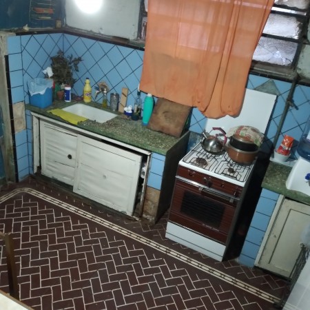 Departamento tipo casa al frente de 3 ambientes con entrada de auto.