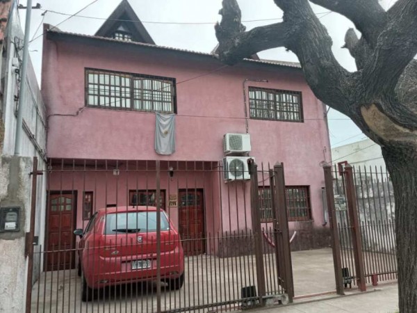 Casa tipo chalet en dos plantas apta para dos familias