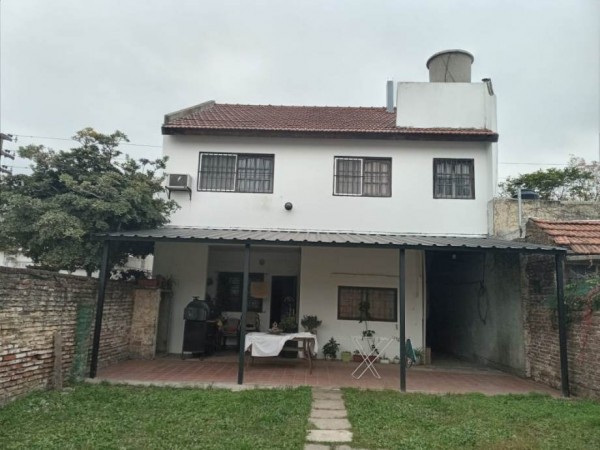 Casa tipo chalet en dos plantas apta para dos familias