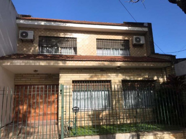 Hermoso chalet de estilo construido sobre amplio lote de 8,66 x 54,57