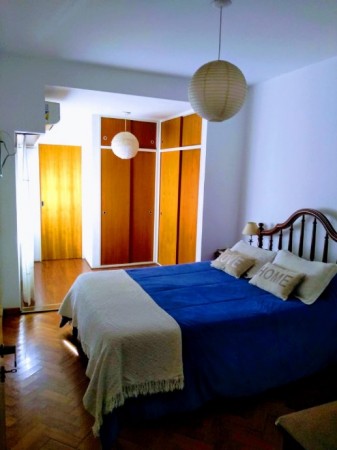 Hermoso chalet de estilo construido sobre amplio lote de 8,66 x 54,57