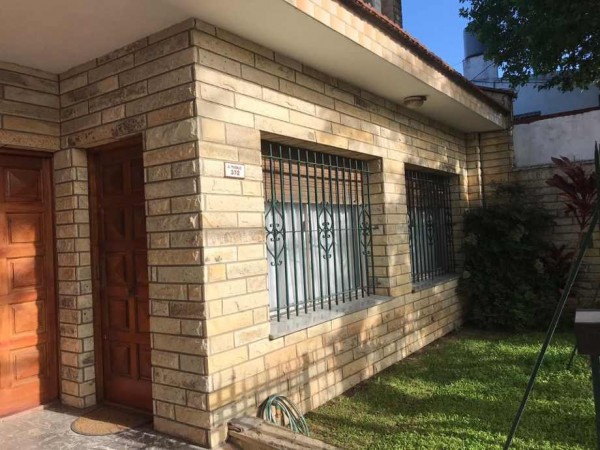 Hermoso chalet de estilo construido sobre amplio lote de 8,66 x 54,57