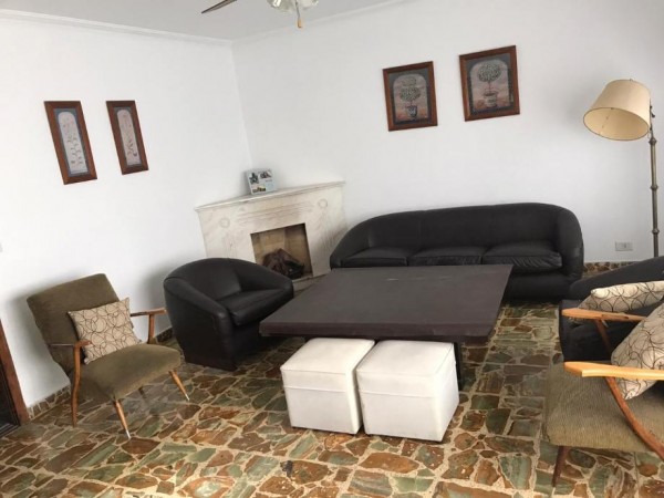 Hermoso chalet de estilo construido sobre amplio lote de 8,66 x 54,57