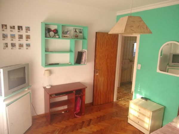Hermoso chalet de estilo construido sobre amplio lote de 8,66 x 54,57