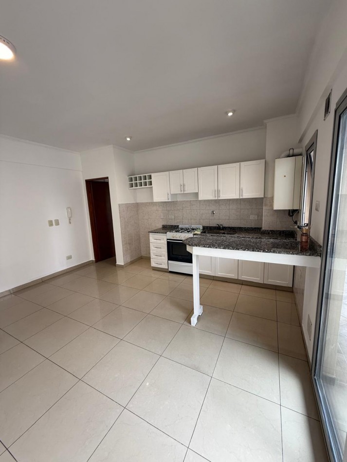 ALQUILER DE GRAN 2 AMBIENTES CON COCHERA
