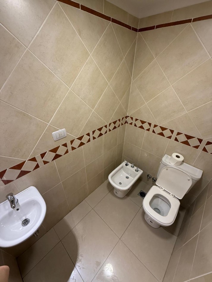 ALQUILER DE GRAN 2 AMBIENTES CON COCHERA