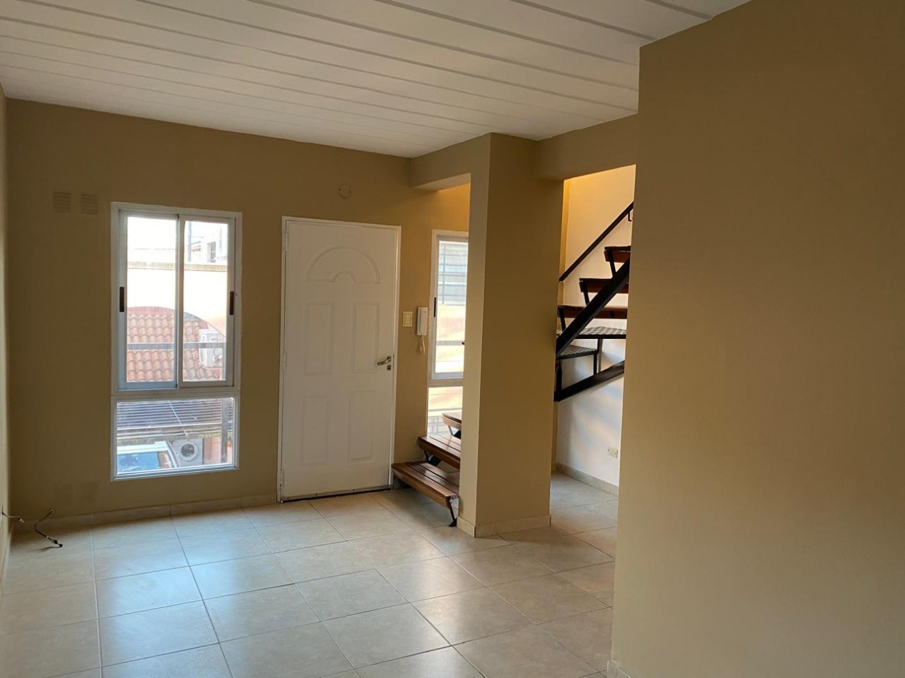 OPORTUNIDAD .Triplex de 3 ambientes dentro de Complejo Los Jardines