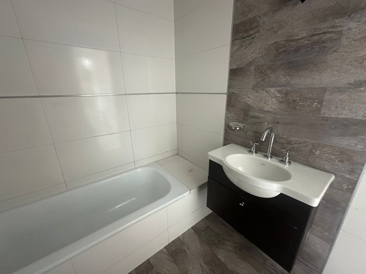 Alquiler 3 ambientes con cochera y amenities - Piso alto - Remedios de Escalada