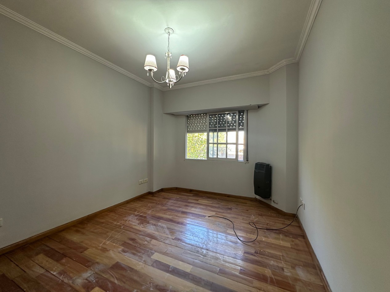 Venta Departamento 4 Ambientes con Cochera y Balcon - 3 Dormitorios - Alvear 350