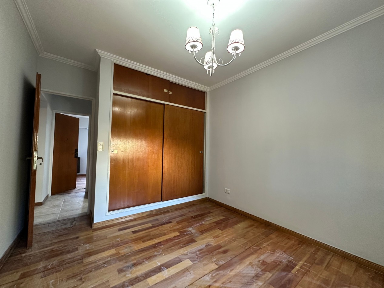 Venta Departamento 4 Ambientes con Cochera y Balcon - 3 Dormitorios - Alvear 350