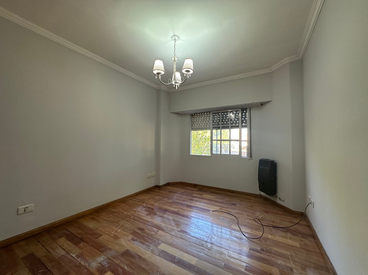 Venta Departamento 4 Ambientes con Cochera y Balcon - 3 Dormitorios - Alvear 350