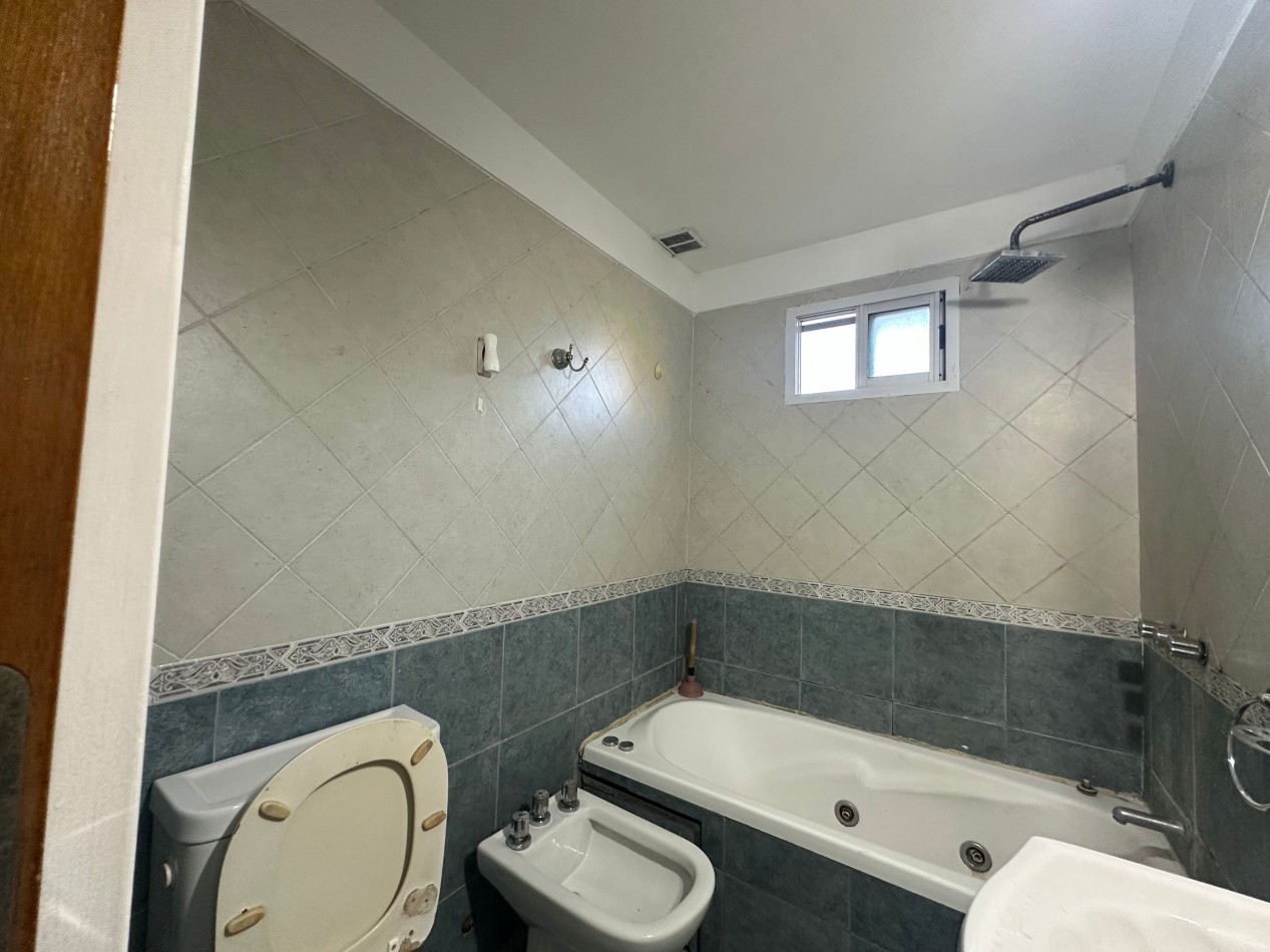 Venta Departamento 4 Ambientes con Cochera y Balcon - 3 Dormitorios - Alvear 350