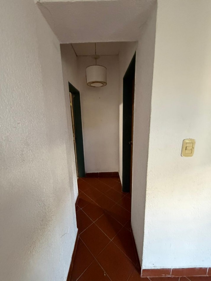 casa en venta en esquina con amplio parque y piscina temperley este