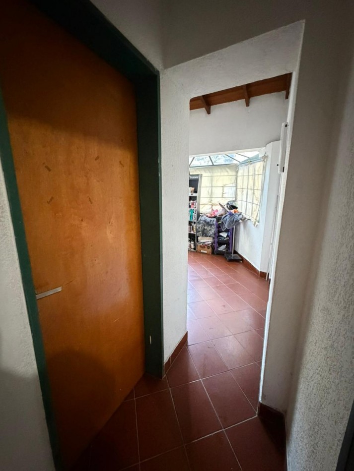 casa en venta en esquina con amplio parque y piscina temperley este