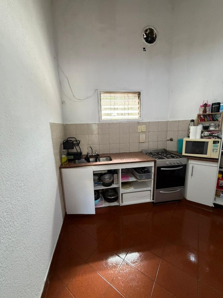 casa en venta en esquina con amplio parque y piscina temperley este