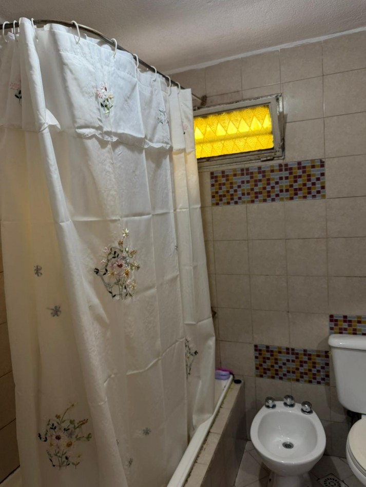 casa en venta en esquina con amplio parque y piscina temperley este