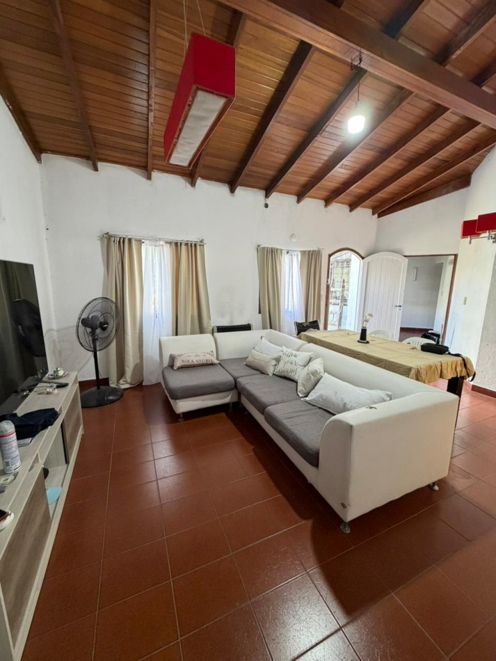 casa en venta en esquina con amplio parque y piscina temperley este