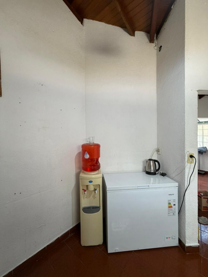 casa en venta en esquina con amplio parque y piscina temperley este