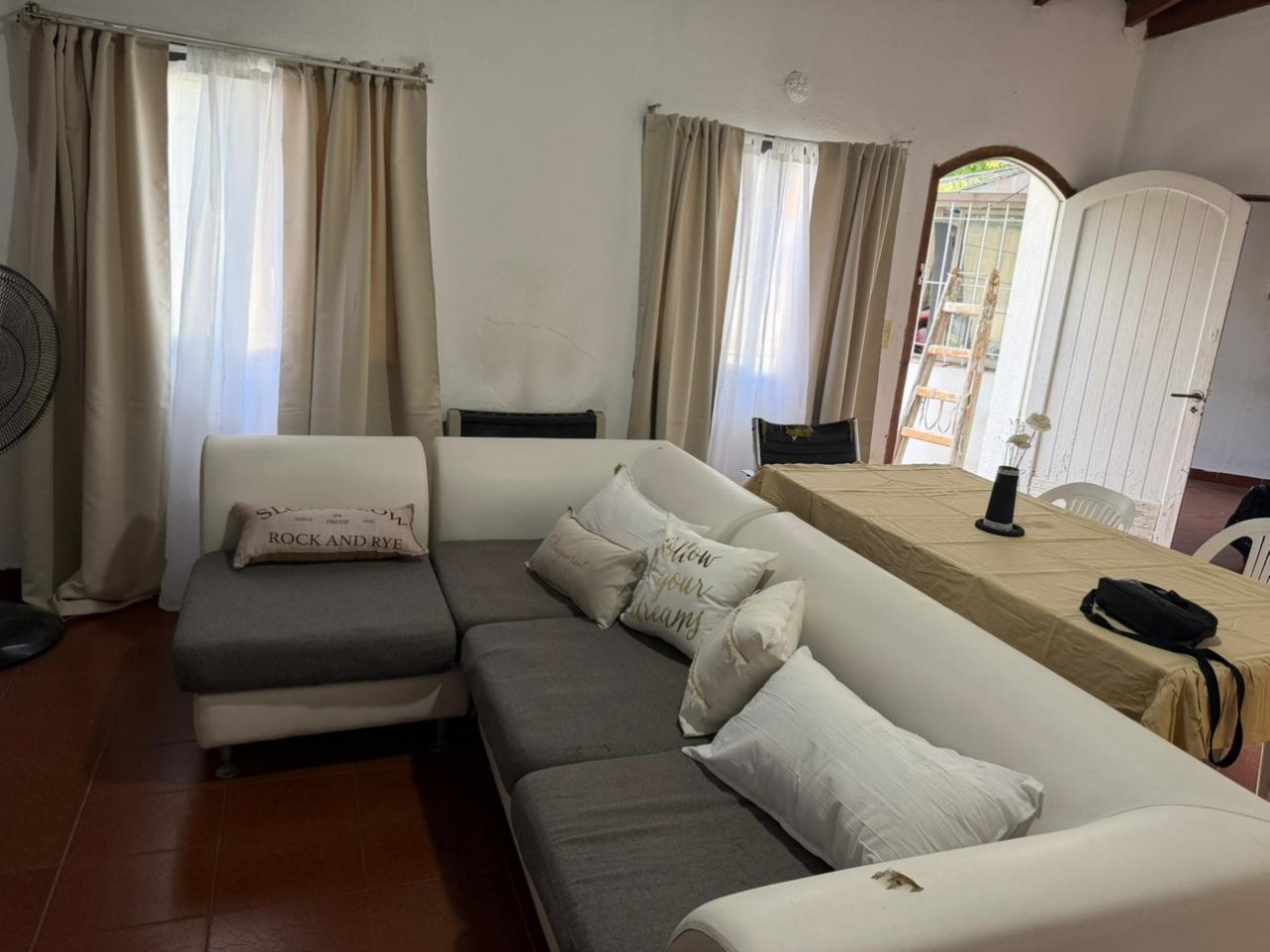 casa en venta en esquina con amplio parque y piscina temperley este