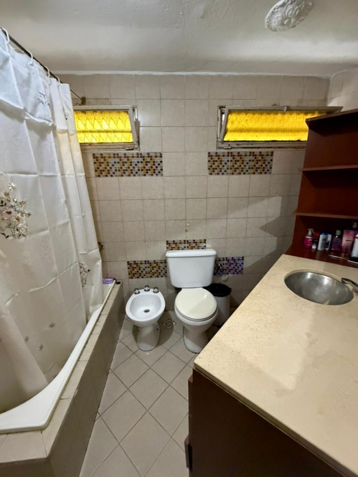 casa en venta en esquina con amplio parque y piscina temperley este