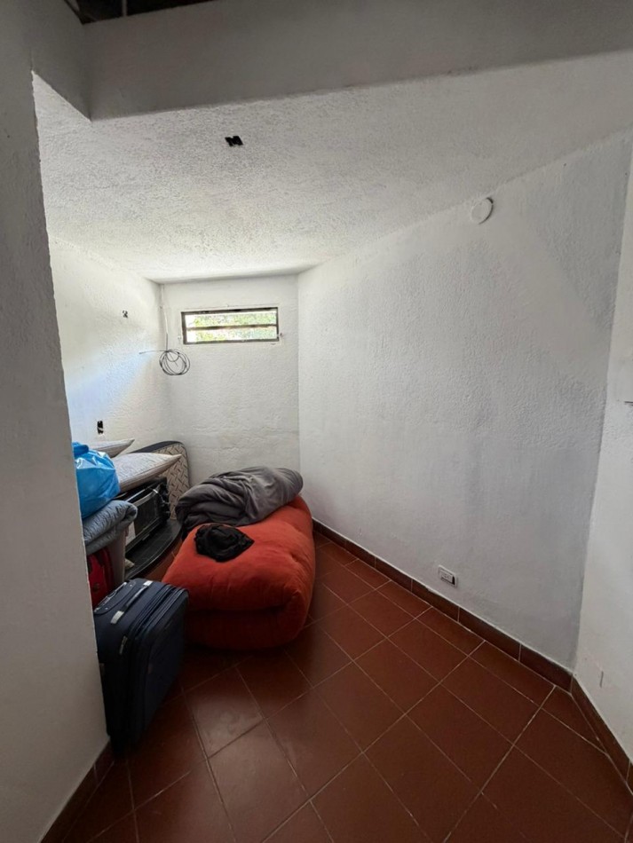 casa en venta en esquina con amplio parque y piscina temperley este