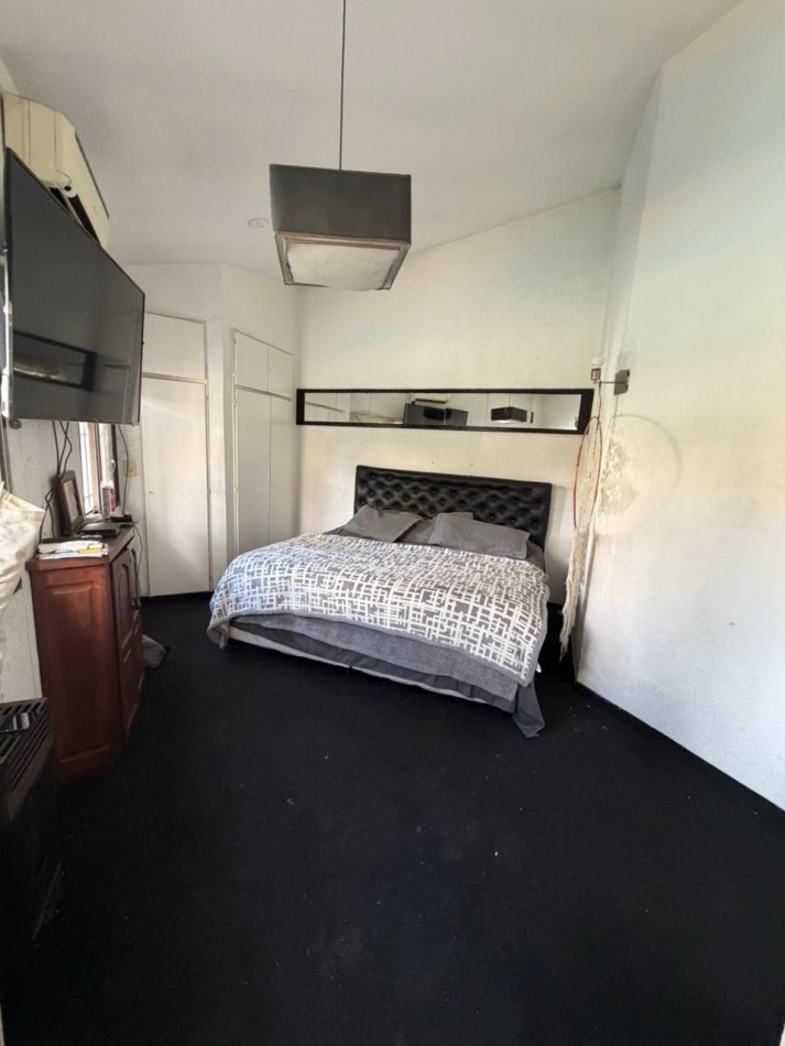 casa en venta en esquina con amplio parque y piscina temperley este