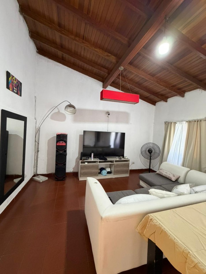 casa en venta en esquina con amplio parque y piscina temperley este