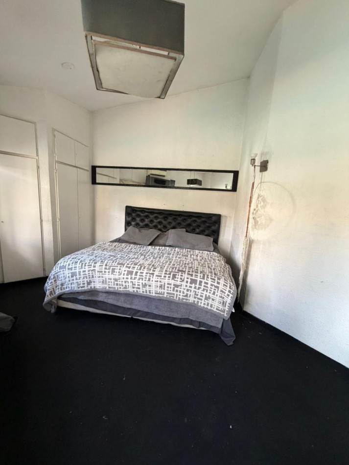 casa en venta en esquina con amplio parque y piscina temperley este