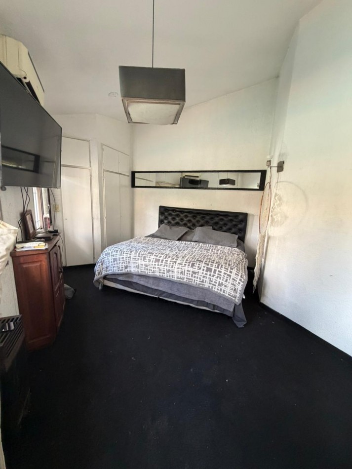 casa en venta en esquina con amplio parque y piscina temperley este