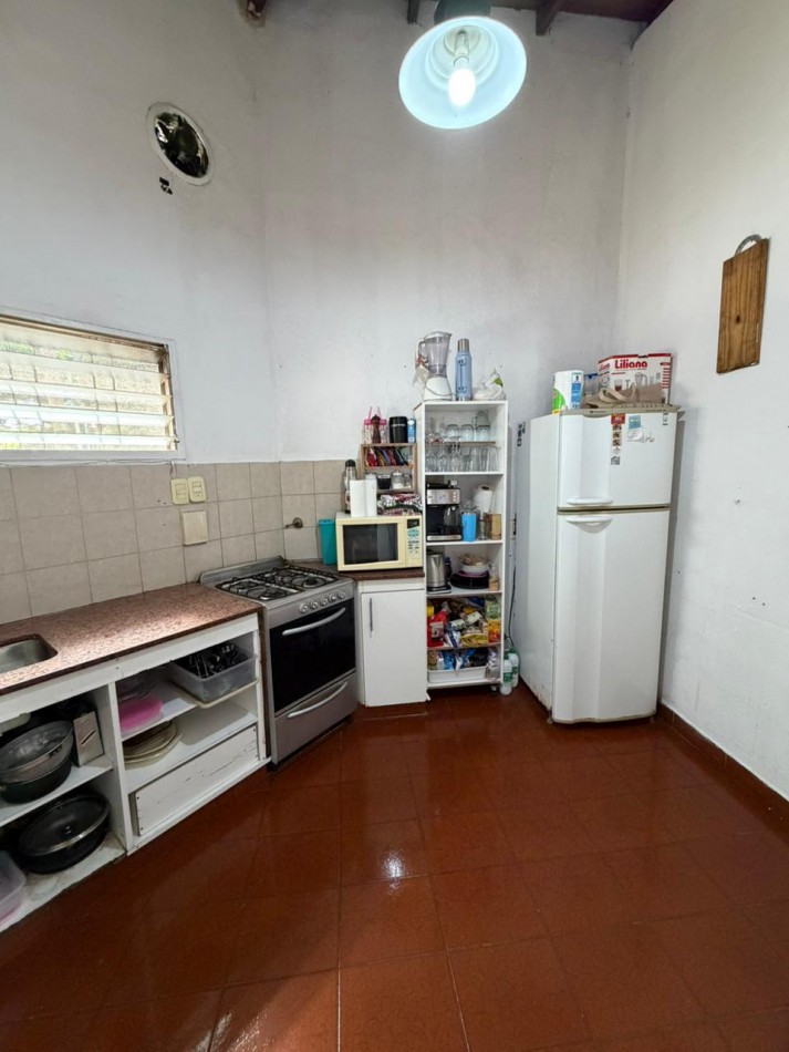 casa en venta en esquina con amplio parque y piscina temperley este