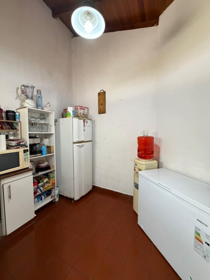casa en venta en esquina con amplio parque y piscina temperley este