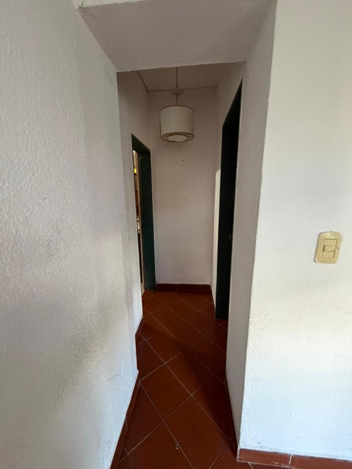 casa en venta en esquina con amplio parque y piscina temperley este