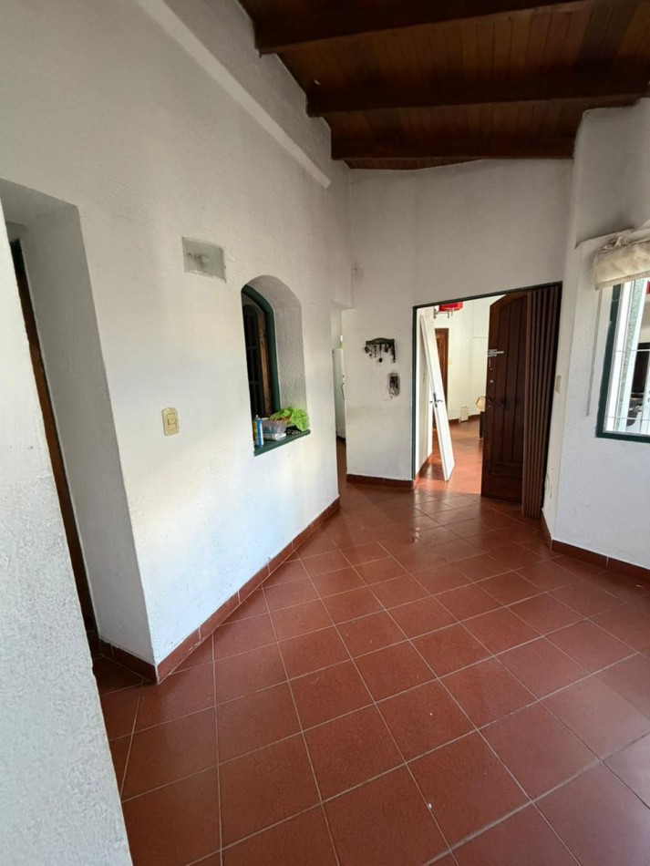 casa en venta en esquina con amplio parque y piscina temperley este