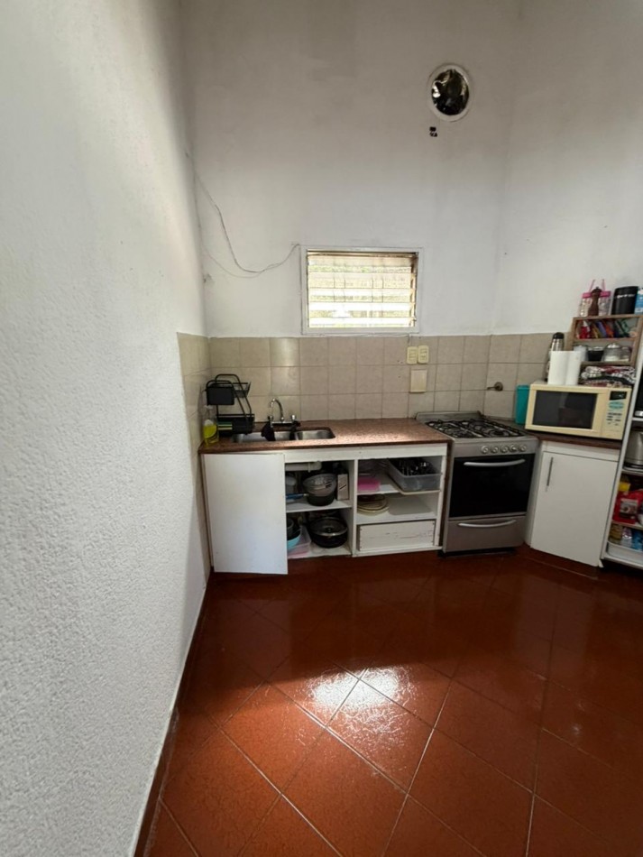 casa en venta en esquina con amplio parque y piscina temperley este