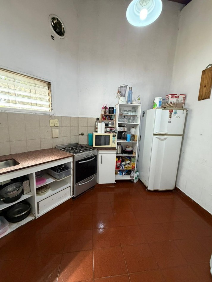 casa en venta en esquina con amplio parque y piscina temperley este