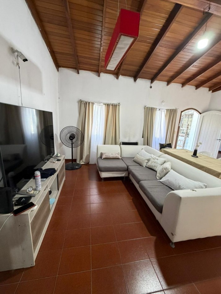 casa en venta en esquina con amplio parque y piscina temperley este