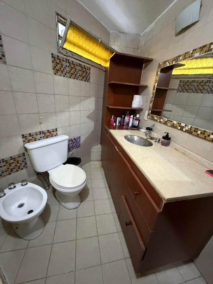 casa en venta en esquina con amplio parque y piscina temperley este