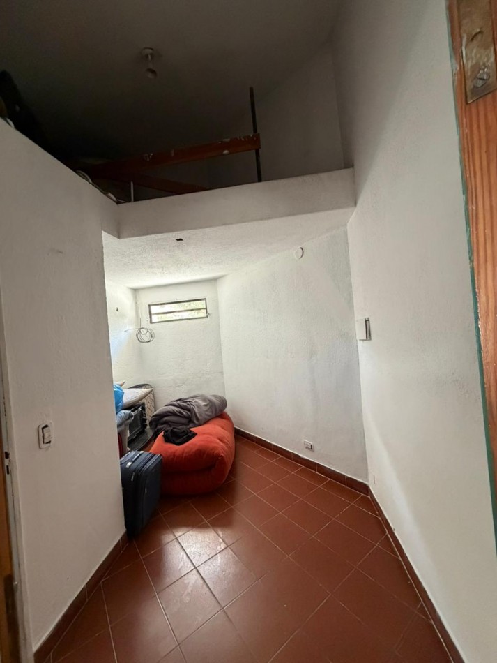 casa en venta en esquina con amplio parque y piscina temperley este