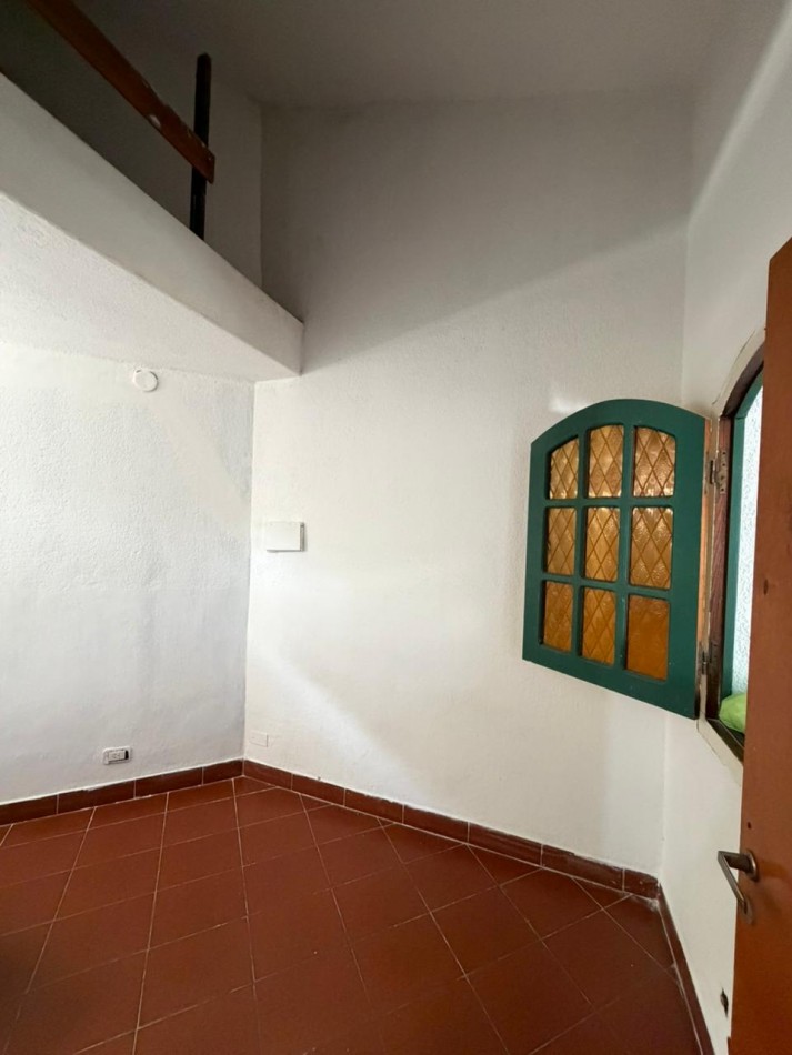 casa en venta en esquina con amplio parque y piscina temperley este