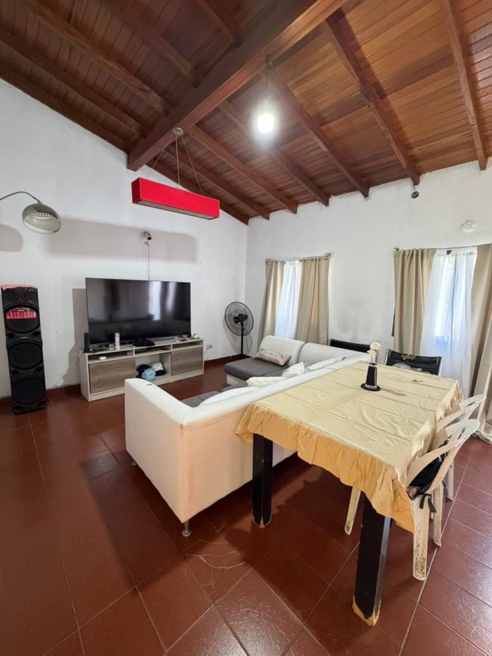 casa en venta en esquina con amplio parque y piscina temperley este