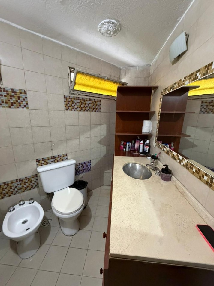 casa en venta en esquina con amplio parque y piscina temperley este