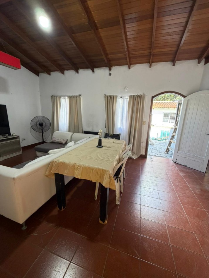 casa en venta en esquina con amplio parque y piscina temperley este