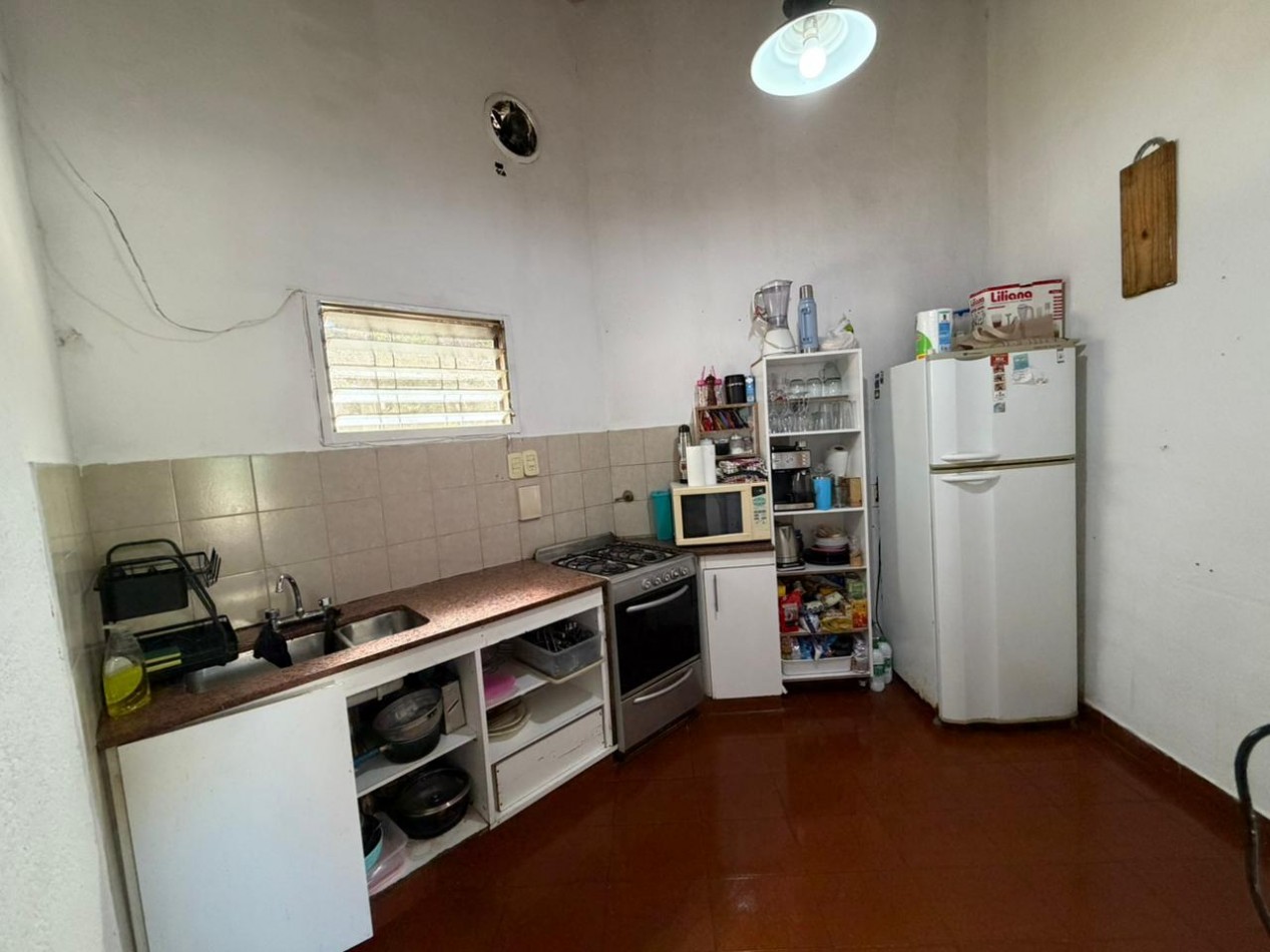 casa en venta en esquina con amplio parque y piscina temperley este