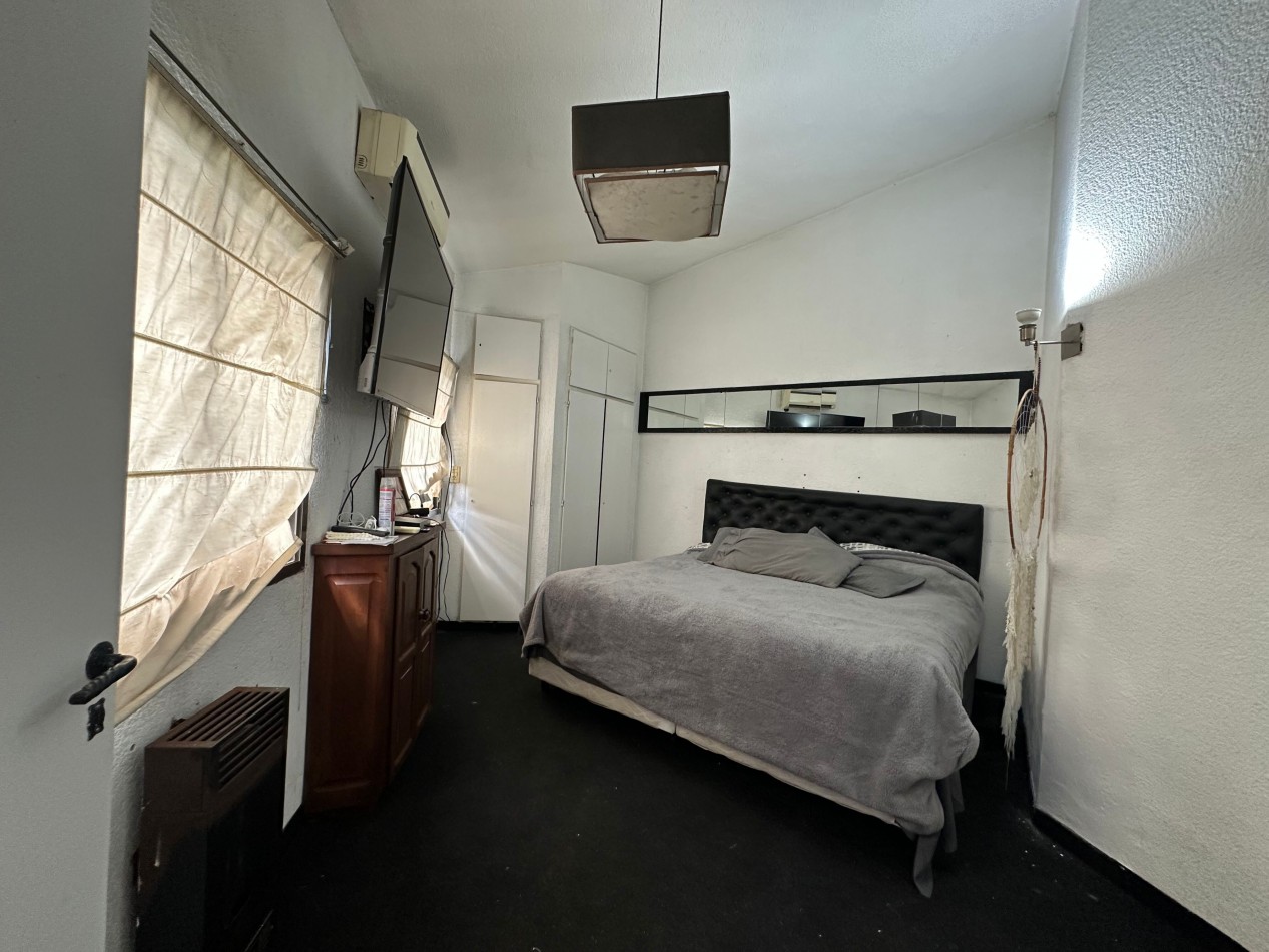 casa en venta en esquina con amplio parque y piscina temperley este