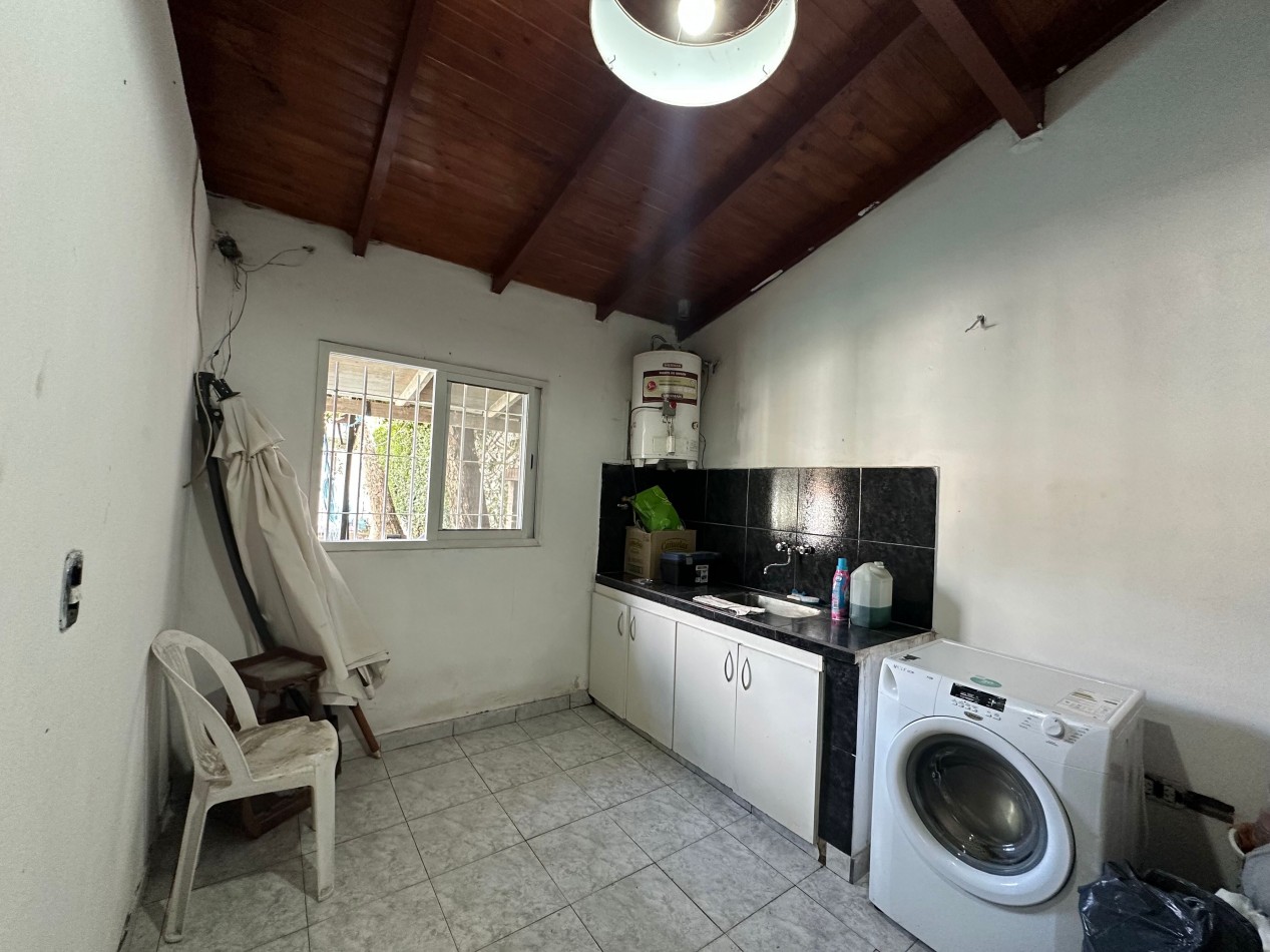casa en venta en esquina con amplio parque y piscina temperley este