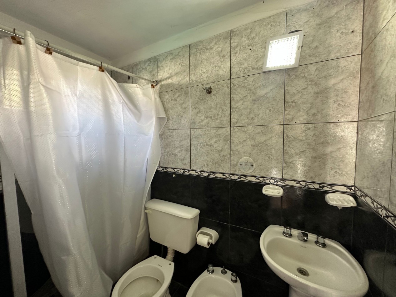 casa en venta en esquina con amplio parque y piscina temperley este