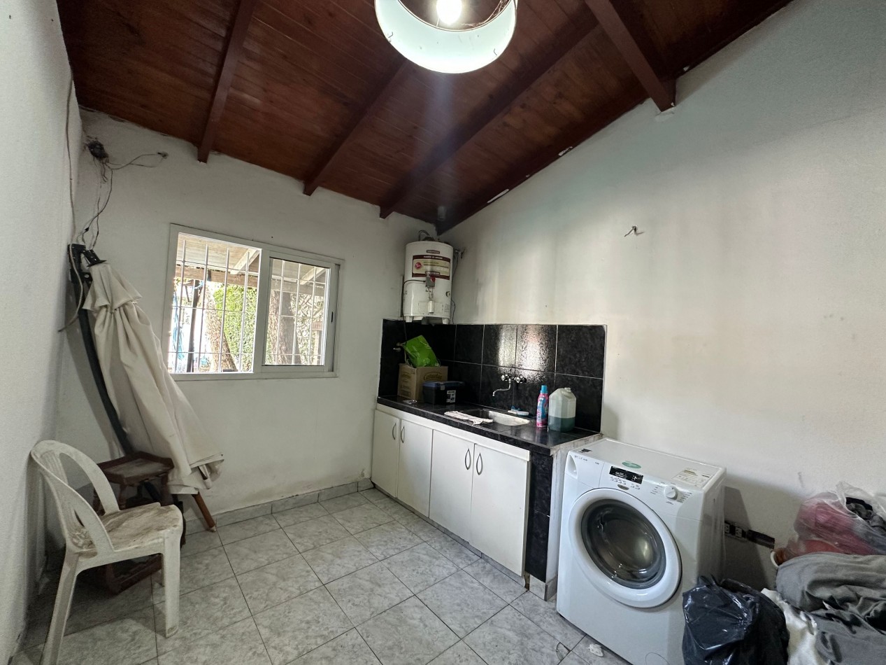 casa en venta en esquina con amplio parque y piscina temperley este