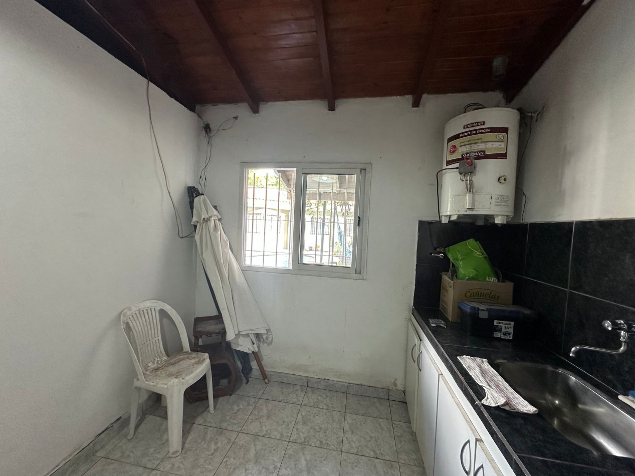 casa en venta en esquina con amplio parque y piscina temperley este